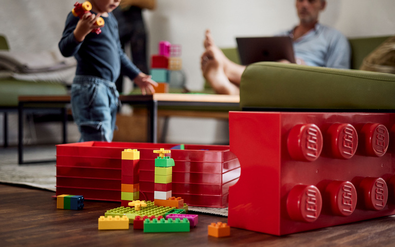 Lego: Die Schreibmaschinen-Generation steht mit leuchtenden Augen vor den Baukästen, der Nachwuchs verstreut munter die Steine