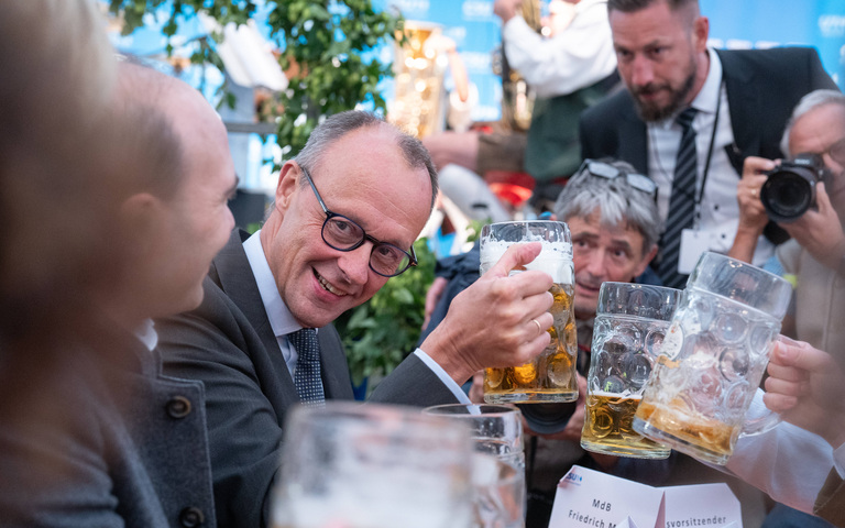 CDU-Vorsitzender Friedrich Merz am politischen Montag auf der Altdorfer Wiesn