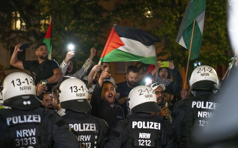 Pro-palästinensische Aktivisten in Duisburg, in Schach gehalten von Polizei, 09.10.2023