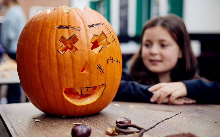 Töchterchen mit ausgehöhltem Kürbis zu Halloween, pumpkin, dynia