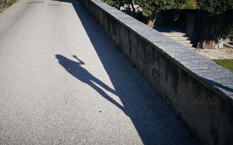 Schattenspiele auf einer Fahrstraße bei Familie Stock-Wagner