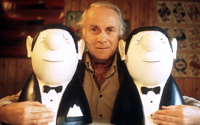 Vicco von Bülow alias Loriot 1973 zwischen zwei seiner typischen Comic-Figuren