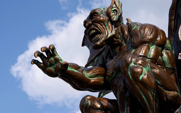 Dämonenfigur einer Geisterbahn im Wiener Prater, 06/2005