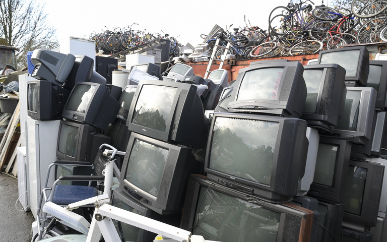 Ausgediente Fernsehgeräte auf einem Recyclinghof