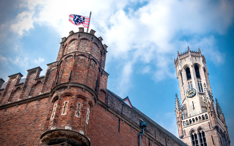 Blick auf den oberen Teil des berühmten Belfrieds und die Mauern der Stadthallen am Zentralen Marktplatz in Brügge