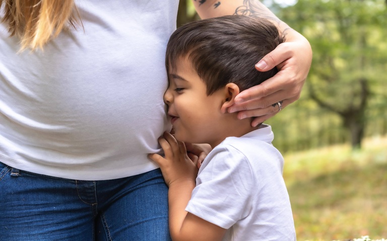Schwangere Frau mit Sohn: Hin- statt wegschauen