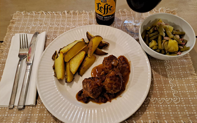 „Boulet liégeois“, „Sauce lapin“ und „Salade liégeoise“