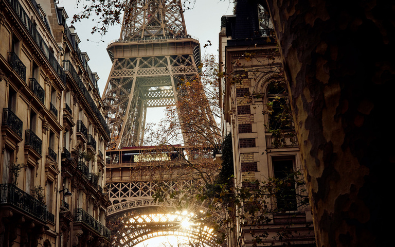 Der Eiffelturm in Paris von der Rue de l’Université aus gesehen, Winter 2023