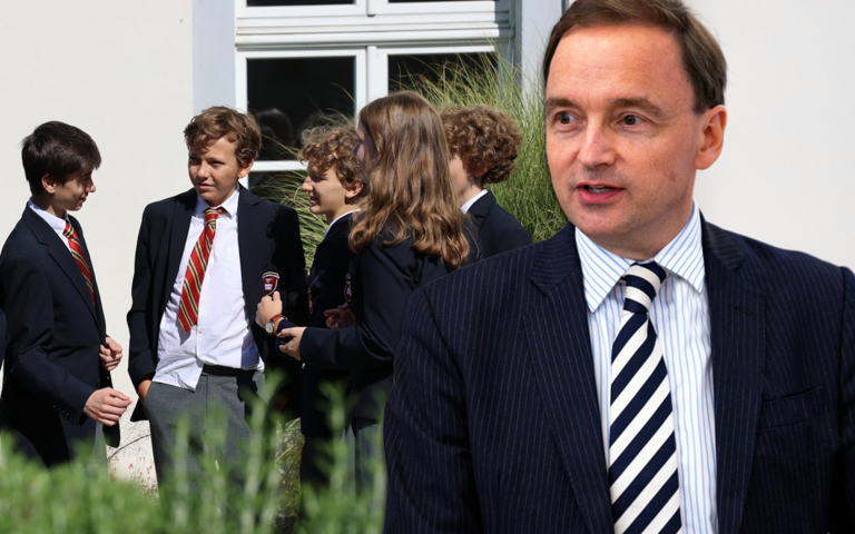 Christiaan Alting von Geusau und Schüler der Privatschule Schola Thomas Morus