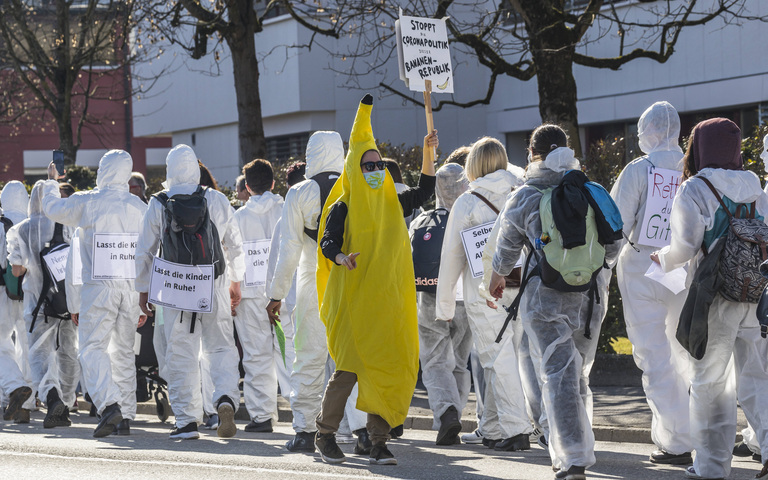 Aktivist in Bananenkostüm