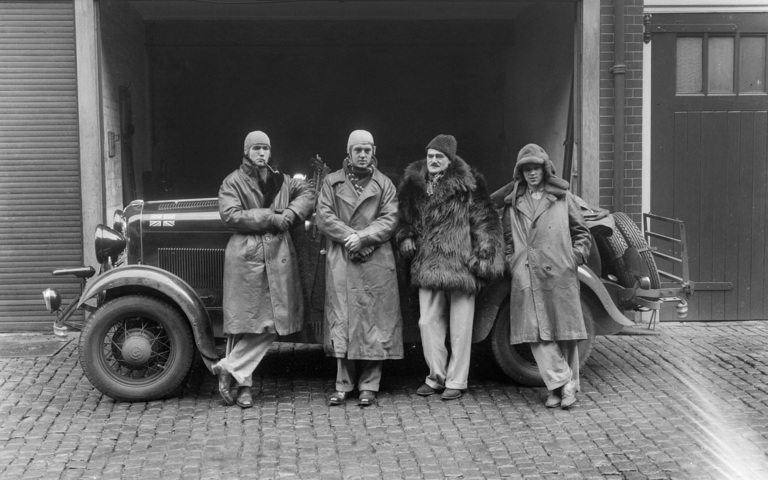 Rennfahrer posieren am Rande der Rallye Monte Carlo, 1934