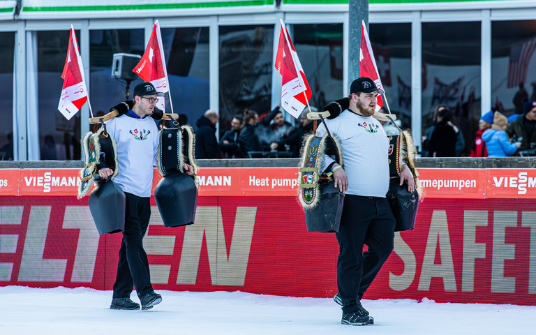 Freiheitstrychler mit großen Glocken demonstrierten die Kultur der Schweiz beim Skispringen-Weltcup Engelberg im Dezember 2023