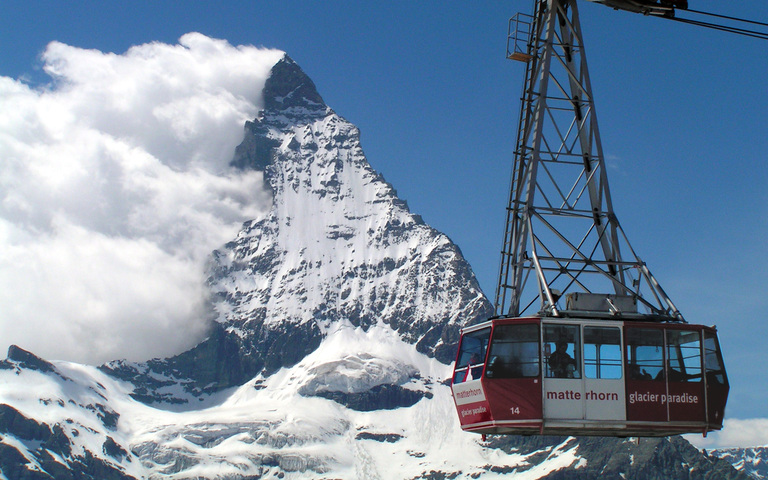 Wolkenbildung am Matterhorn mit Gondel einer Seilbahn