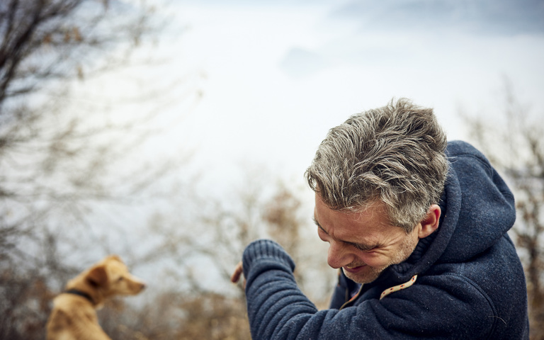 Auf der Wanderung mit Hündin