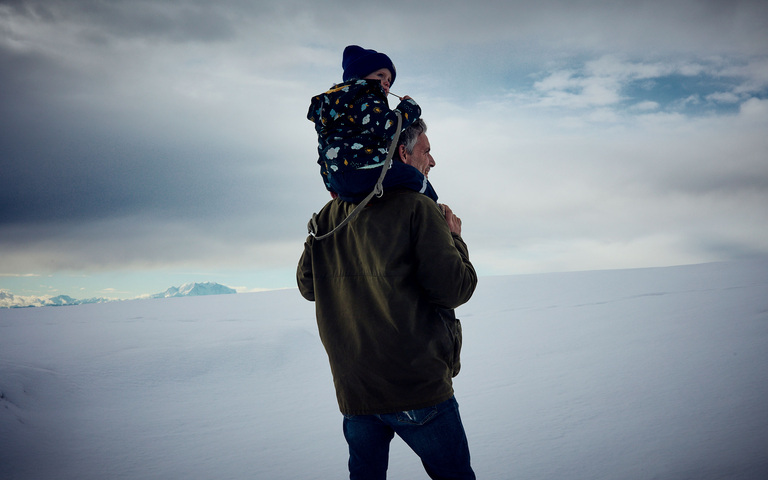 Oliver Stock mit Töchterchen im schneebedeckten Hochgebirge