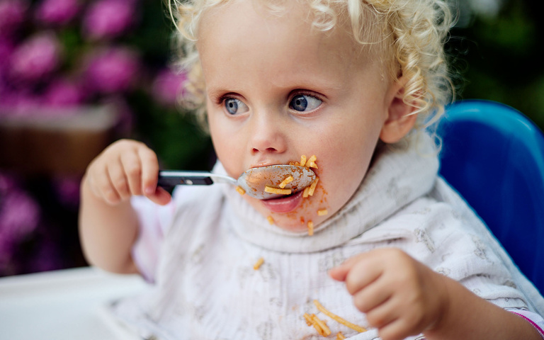 Das Töchterchen beim Essen von Nudeln mit Tomatensoße, „Pasta con Cannabis“
