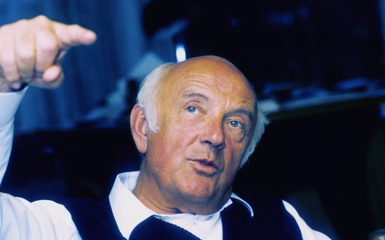 Otfried Preußler 1988 in seinem Haus in einem Dorf bei Rosenheim