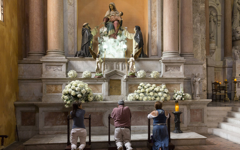 Beter vor einem Marienaltar in der Kathedrale von Cartagena, Kolumbien (2015)