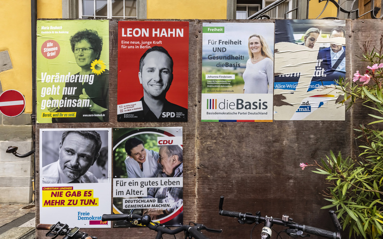 Wahlkampfplakate verschiedener Parteien vor der Bundestagswahl 2021