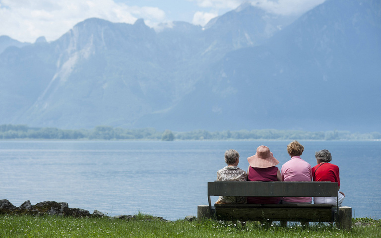 Rentner genießen den Ausblick auf den Genfersee in Veytaux, Kantons Waadt