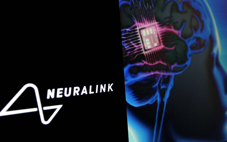 Fotoillustration mit Logo des von Elon Musk gegründeten amerikanischen Neurotechnologieunternehmens Neuralink, das eine implantierbare Gehirn-Computer-Schnittstelle entwickelt, auf dem Smartphone-Bildschirm