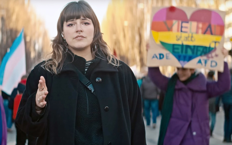 Soffie (Sofie Aspacher) im Video „Für immer Frühling“