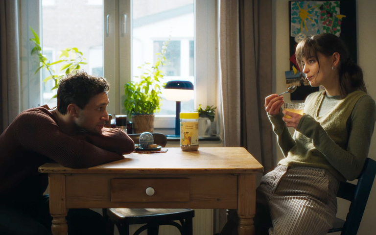 Felix (Ludwig Trepte, l.) und Lena (Laura Berlin, r.) in der Serie „Bauchgefühl“