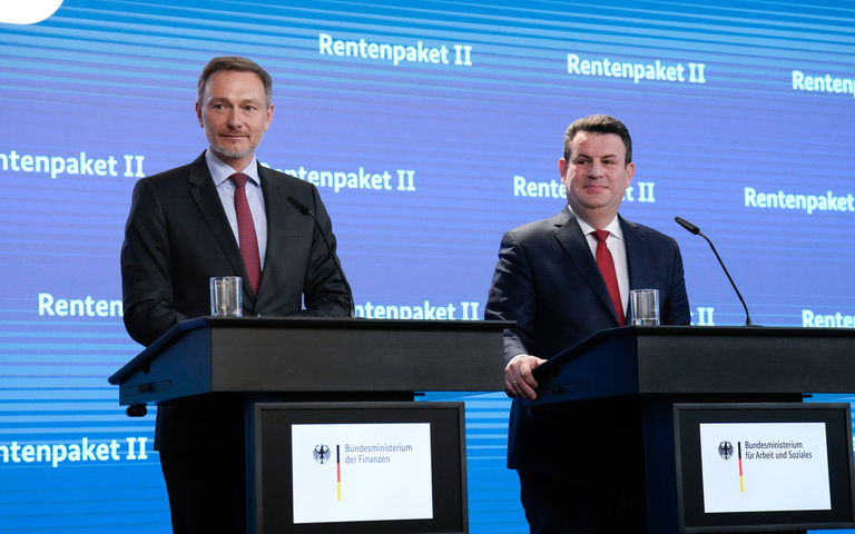 Bundesfinanzminister Christian Lindner (FDP, l.) und Bundesarbeitsminister Hubertus Heil (SPD) präsentieren das Rentenpaket II