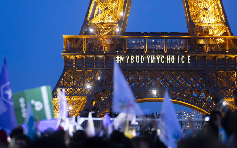 Während der Parlamentsabstimmung zur Verankerung des Rechts auf Abtreibung in der französischen Verfassung, mit auf den Eiffelturm projiziertem Spruch „My body, my choice“, Paris, 04.03.2024