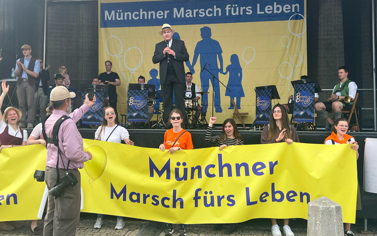Bischof Rudolf Voderholzer auf dem Münchner Marsch fürs Leben 2024