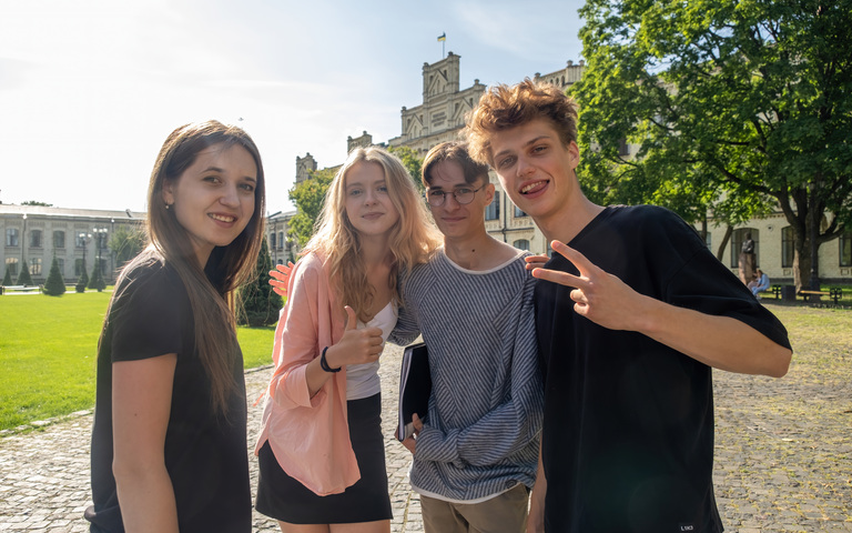 Die coolen Schüler von heute hören Rap, tragen teure Klamotten, investieren in Krypto und Aktien, stählen ihren Körper, wollen erfolgreich sein