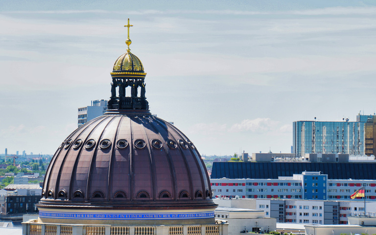 An Kreuz und Inschrift auf der Kuppel des Berliner Humboldt-Forums haben sich heftige Debatten entzündet