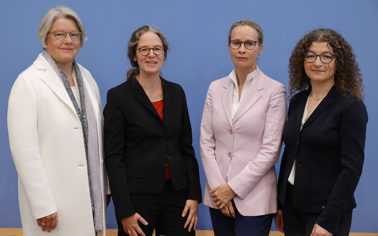 Claudia Wiesemann, Friederike Wapler, Frauke Brosius-Gersdorf, und Liane Wörner (v.l.n.r.) am Montag in der Bundespressekonferenz