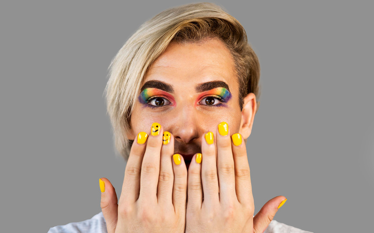 Mann mit Make-up und Nagellack