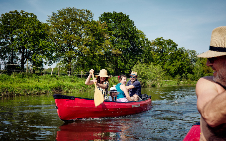 Mit der Familie auf dem Boot