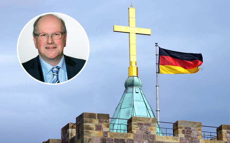 Christian Hillgruber (kl. Bild), Deutschlandflagge neben dem Kreuz auf dem Turm der Wartburg