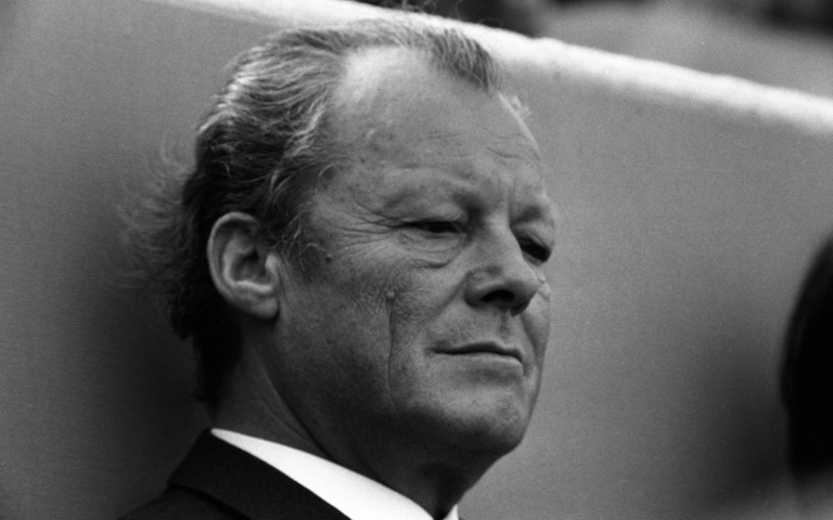 Der SPD-Vorsitzende und Bundeskanzler a. D. Willy Brandt nachdenklich im Stadion beim Endspiel der Fußball-WM in München, 07.07.1974