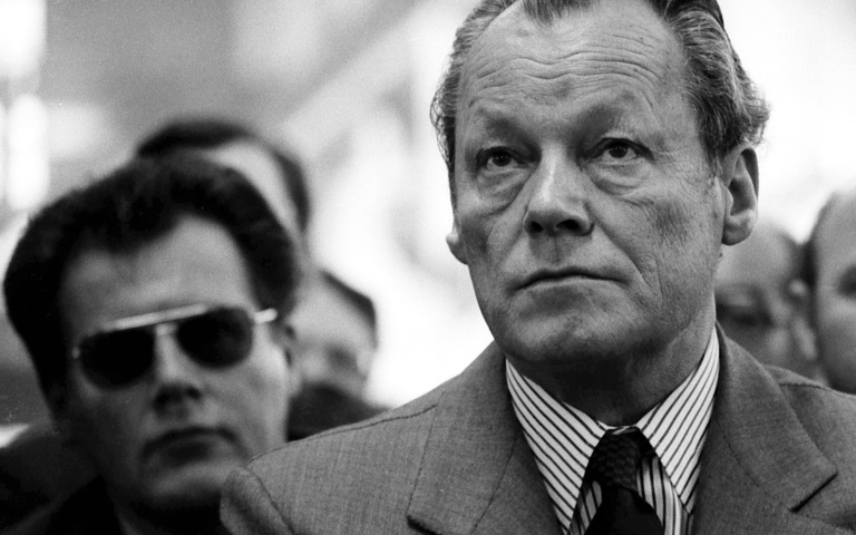 Bundeskanzler Willy Brandt (SPD, r.) und sein Referent Günter Guillaume (l.), MfS-Agent im Bundeskanzleramt, bei den BKB in Büddenstedt bei Helmstedt, Niedersachsen, April 1974