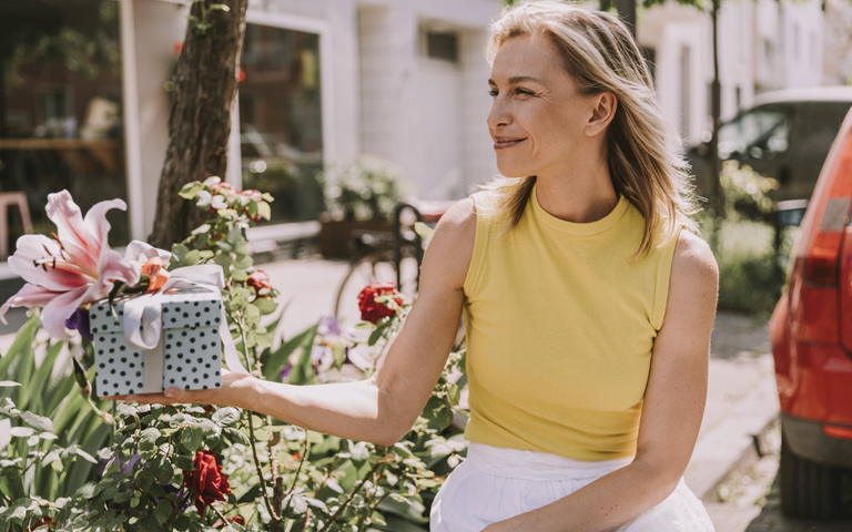 Frau überreicht ein Geschenk