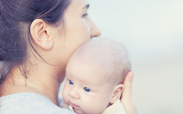 Mutter mit Neugeborenem