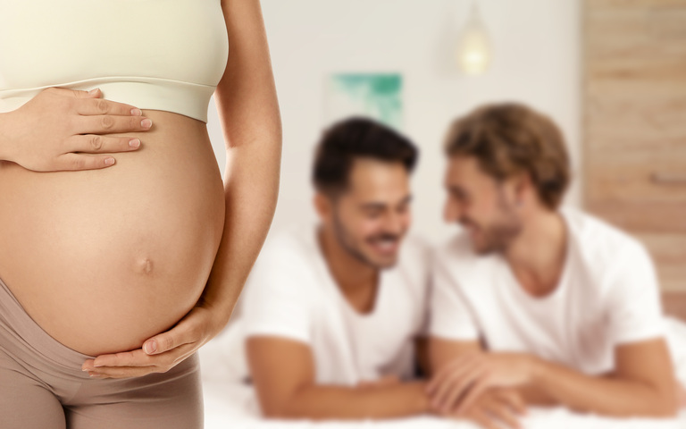 Schwules Paar mit Leihmutter (Symbolbild)