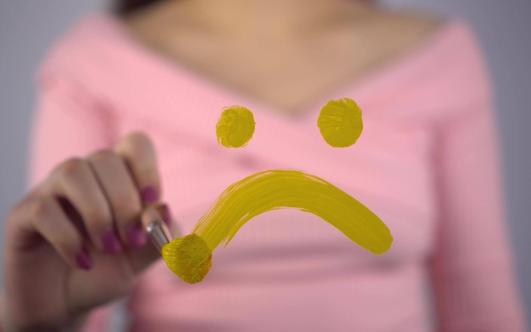 Frau drückt ihre Trauer aus