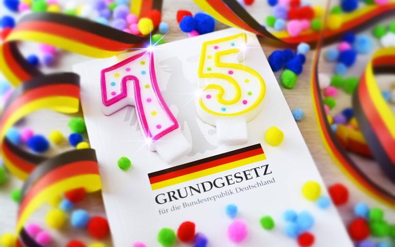 75 Jahre Grundgesetz, Geburtstagsfeier mit Girlande in den deutschen Nationalfarben, Fotomontage