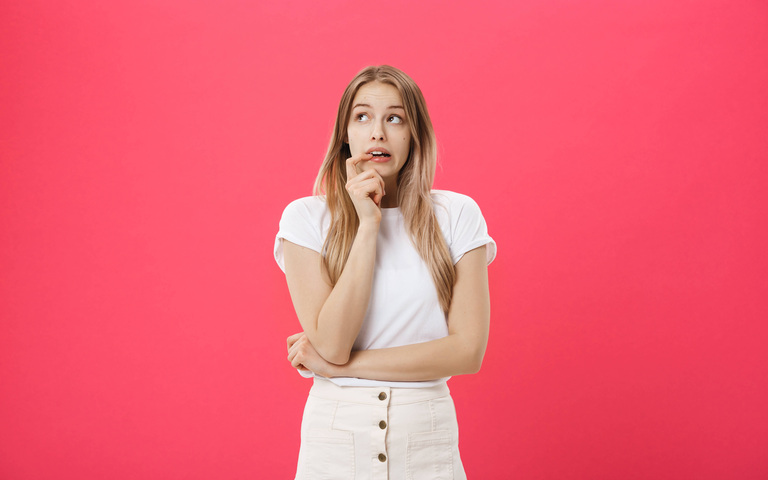 Sorgenvolle junge Frau