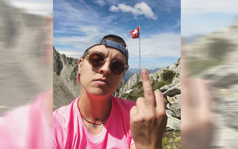 Sozialdemokratin Mathilde Mottet zeigt Schweizer Flagge den Stinkefinger