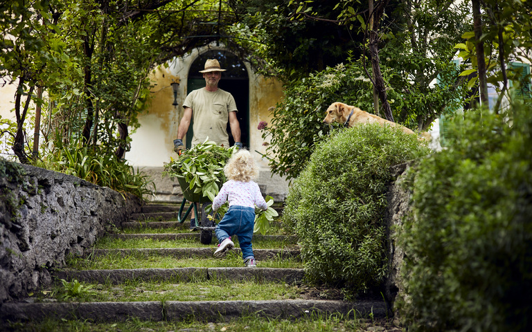 Vater mit Töchterchen und Schubkarre