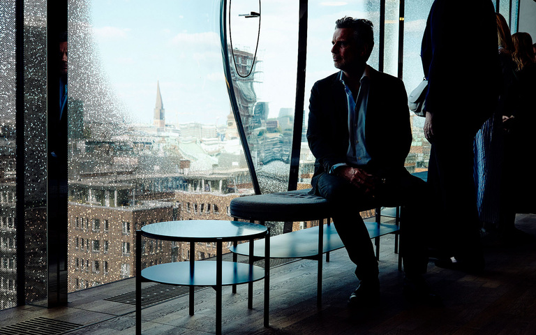 Oliver Stock genießt die Aussicht von der Elbphilharmonie in Hamburg