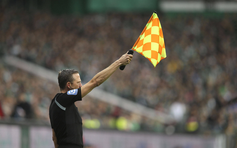 Linienrichter in der Bundesliga zeigt Abseits an