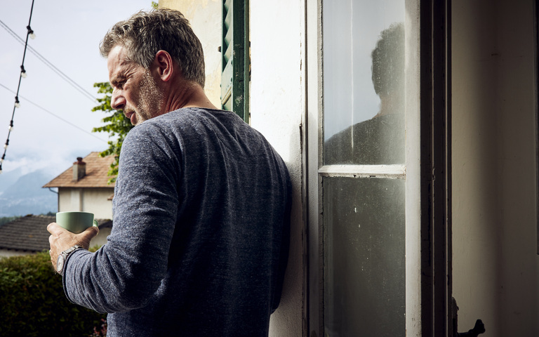 Den Kaffee am Fenster genießen