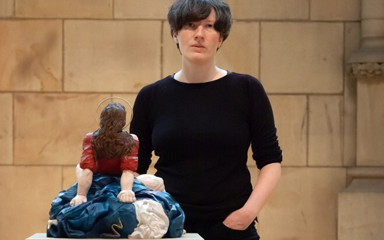 Künstlerin Esther Strauß und ihre Marienstatue „crowning“